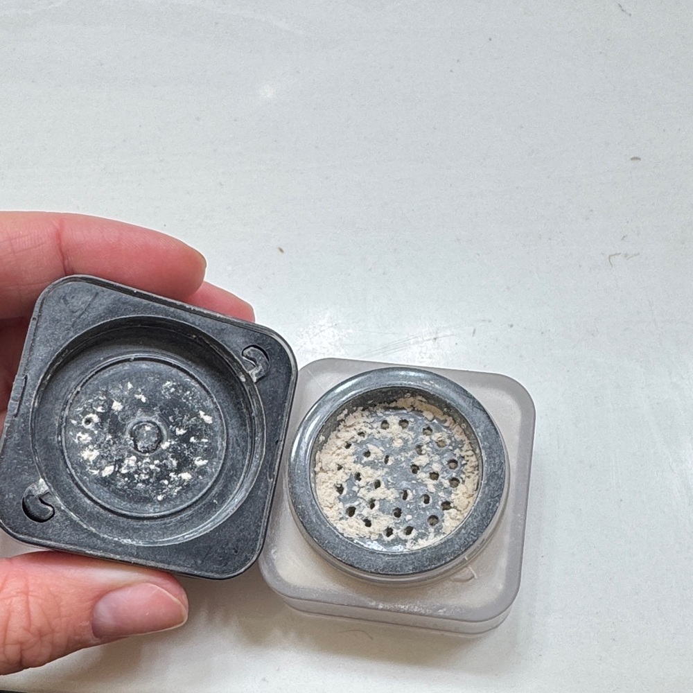 HUDA BEAUTY Pound Cake Baby Bake Loose Setting Powder - Picture 4 of 4